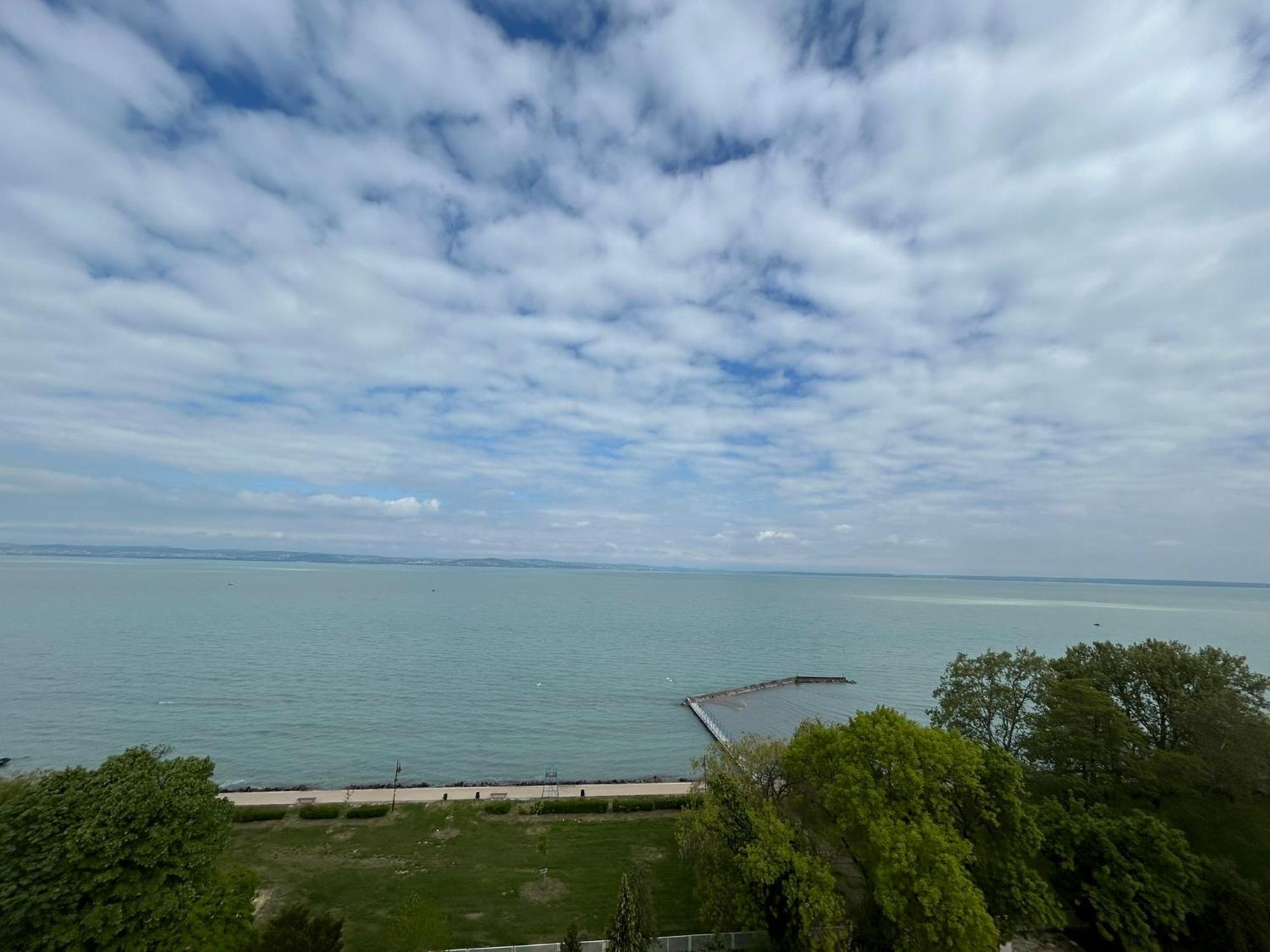 Aranypart Szallo-Koezoessegi Szallashely Siófok Exteriör bild